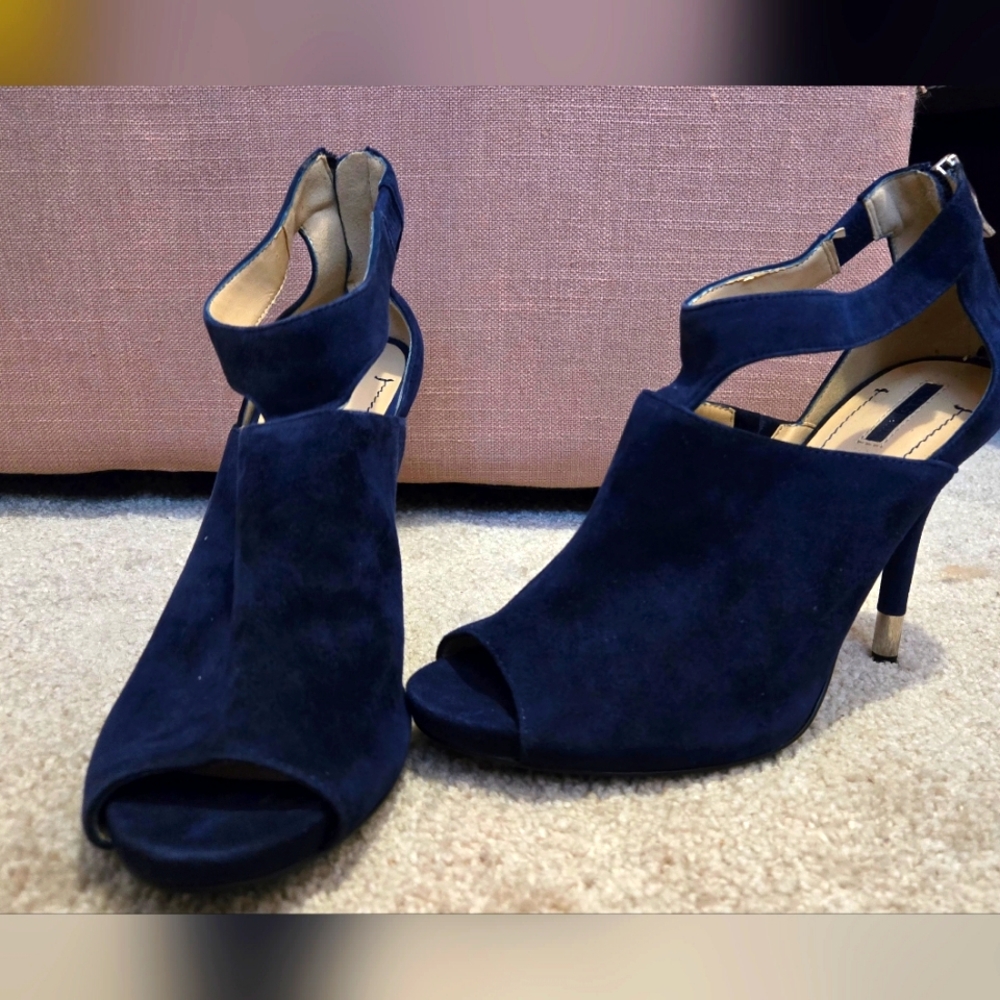BCBG NWOT size 8.5 heels